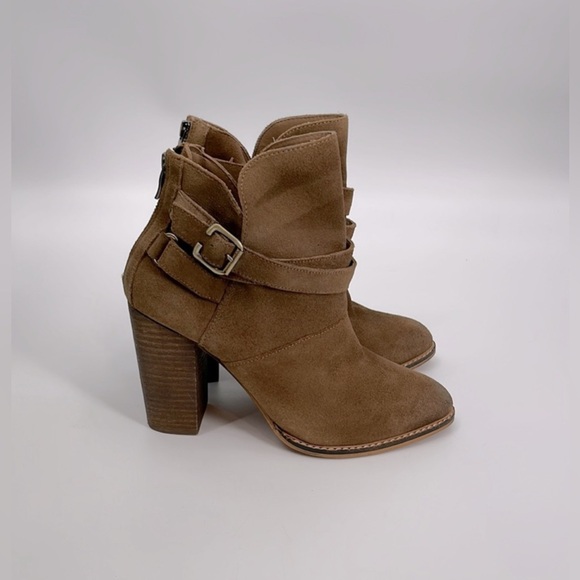 (#99)CHINESE LAUNDRY Suede Camel Boots - Picture 2 of 5